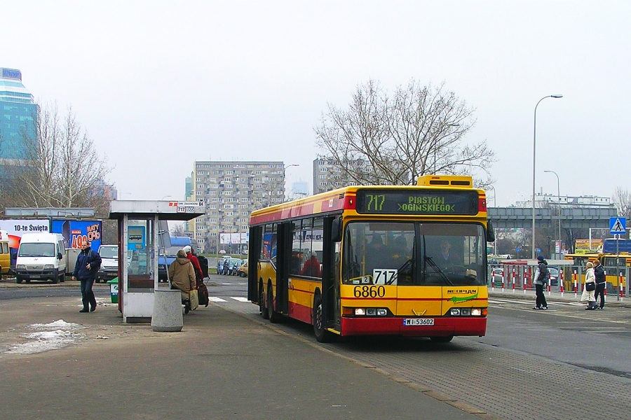 6860
Obecnie taki tabor kojarzyć się bardziej może z piastowskim towarzyszem tej linii - 716.
Słowa kluczowe: N4020td 6860 717 DworzecZachodni 2005