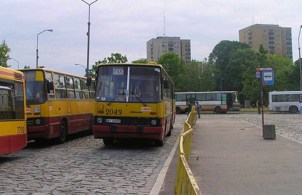 2049
Zastanawiałem się, czy te barierki powyginane były przez czynnik ludzki oczekujący na autobus i zniecierpliwiony bądź znudzony, czy czynnik ludzki kierujący pojazdem ;)
Słowa kluczowe: IK280 2049 727 MetroWilanowska