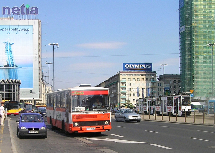 WOT 81KU
Bogato było wówczas na linii Otwockiej: Arka, Wilga, Mini Bus, Wot-Trans, Jedność... Teraz ostał się tylko Mini-Bus i jakieś chimeryczne busiarskie podrygi linii do Okuniewa.
Słowa kluczowe: Karosa B732.20 WOT81KU Arka AlejeJerozolimskie