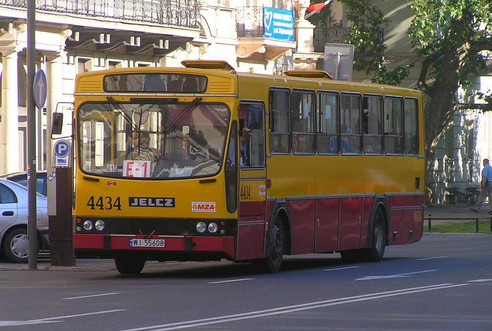 4434
Pięć dni wcześniej wóz jeszcze stacjonował na Stalowej.
Słowa kluczowe: 120M 4434 E-1 AlejeUjazdowskie