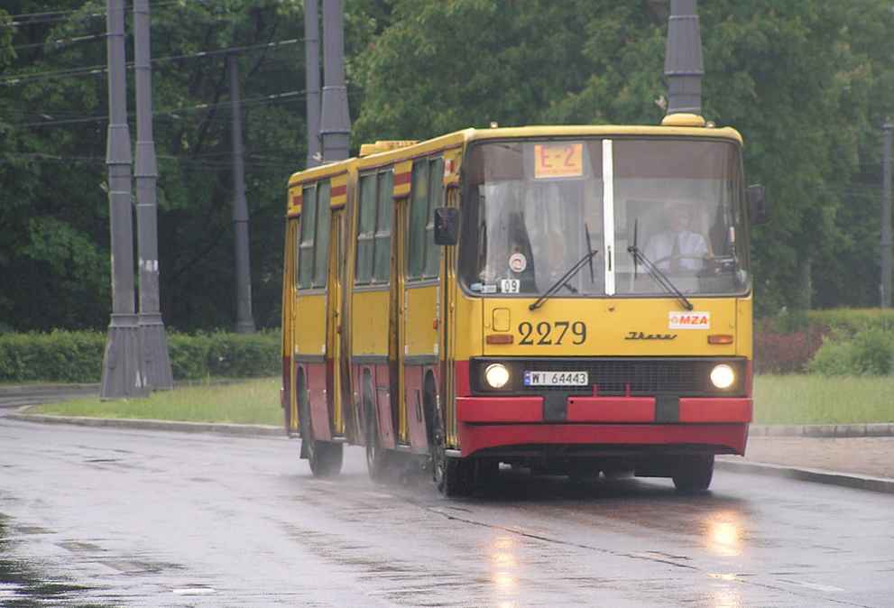 2279
"Edward" z czasu, gdy Ikarusy na tej linii po prostu królowały.
Słowa kluczowe: IK280 2279 E2 Marszałkowska