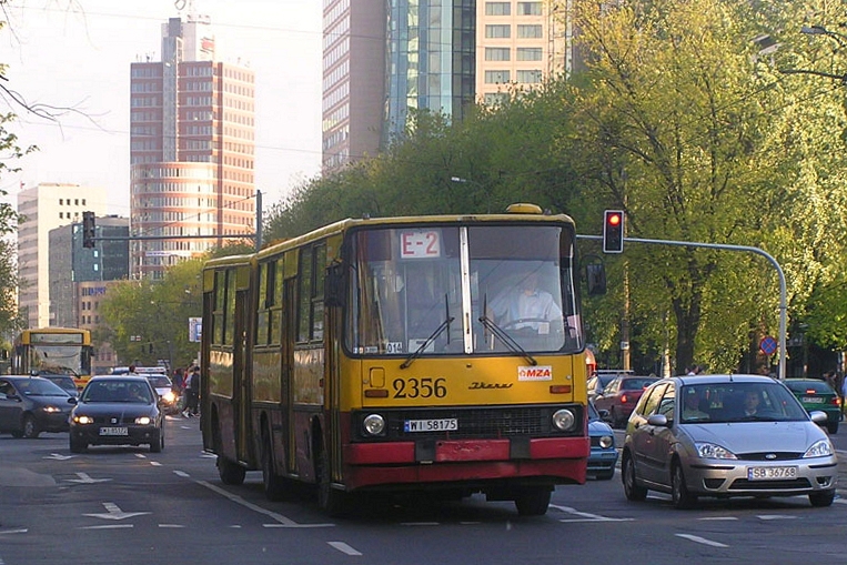 2356
Aleja Jana Pawła II doznała tego dnia inwazji autobusowej wskutek zamknięcia kilku śródmiejskich ulic.
Słowa kluczowe: IK280 2356 E-2 alejaJanaPawłaII