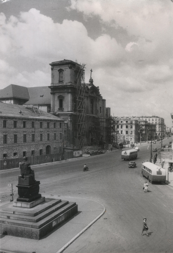 ?
Dzisiejszą porcję archiwaliów rozpocznę od zdjęcia unikatowego. 
Linia K w tym konkretnym wcieleniu funkcjonowała zaledwie rok - od 16 maja 1948 r. do 13 maja 1949 (gdy zmieniła oznaczenie na 103 i po niespełna miesiącu zniknęła zupełnie). 
Trasa: POMNIK KOPERNIKA – Krakowskie Przedmieście – Nowy Świat – Aleje Jerozolimskie – most i aleja Poniatowskiego – aleja Waszyngtona – Grochowska – PLAC SZEMBEKA.

Zdjęcie z kolekcji Marcina Kozłowskiego.
Słowa kluczowe: APH49 Krakowskie Przedmieście PomnikKopernika 1948