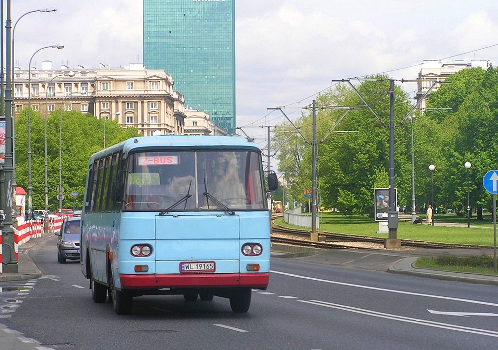 WL 19165
Z-Bus po epizodzie z liniami hipermarketowymi pojawił się niedawno jako lokalna dowozówka z Dębego do Legionowa.
Słowa kluczowe: H9-21 WL19165 Z-Bus Andersa