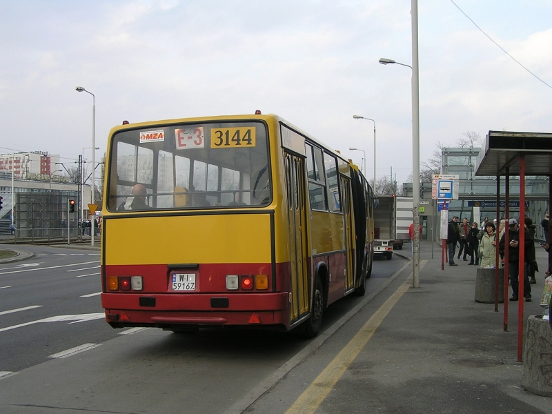 3144
Skoro wrzuciłem (przed momentem) zdjęcie z przodu tego pojazdu, to przydałby się również i tył (z uwzględnieniem przegubu, który, jak widać, bardzo chciał znaleźć się na tym zdjęciu)...
Słowa kluczowe: IK280 3144 E-3 Słomińskiego 2008