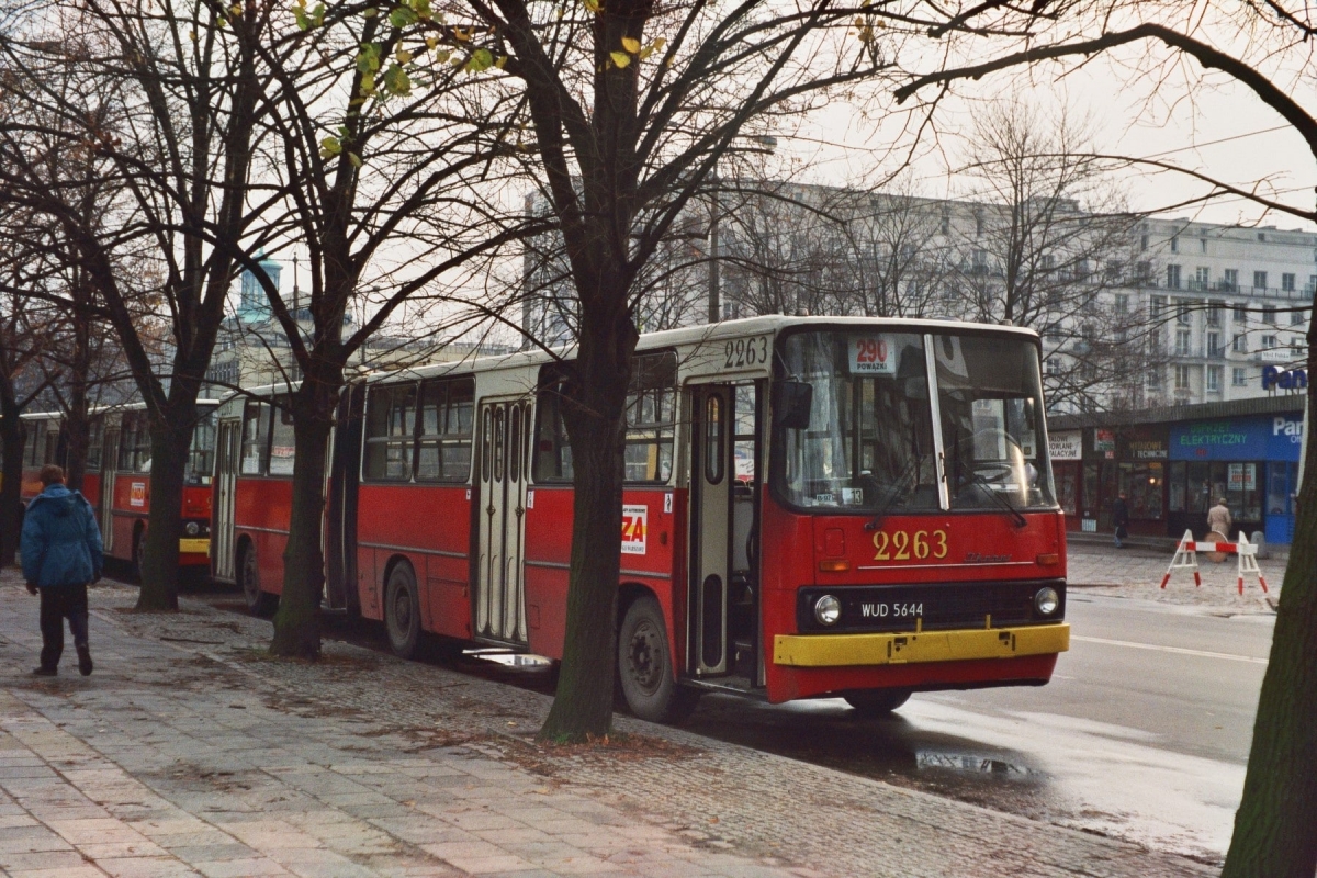 2263
Ikarus 280, produkcja 1987, NG 1993, kasacja 03.2000
Zaduszki 1996 i pierwsza edycja linii cmentarnych z numeracją na 2xx.
Linia 290 Królewska - Powązki na przystanku początkowym na ul. Królewskiej.

Foto: P.B. Jezierski
