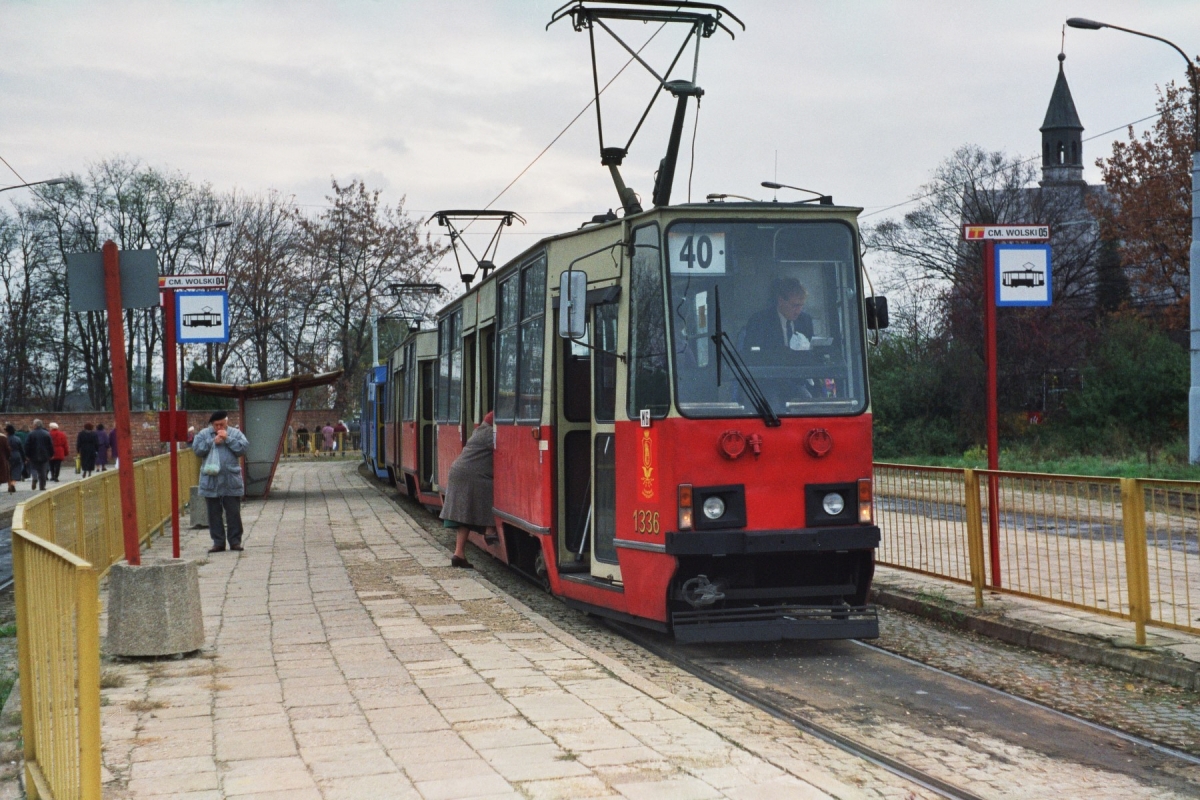 1336+1335
Linia 40 była przez kilka lat jedyną tramwajową linią cmentarną, kursującą na trasie Cm. Wolski - Annopol. Później uruchamiano także linie: 41 i 42.
Na zdjęciu pięcioletni skład wagonów 105Na przed naprawą główną w oryginalnych kremowo-czerwonych barwach, lecz już bez oryginalnych konstalowskich numerów taborowych.

Foto: P.B. Jezierski
