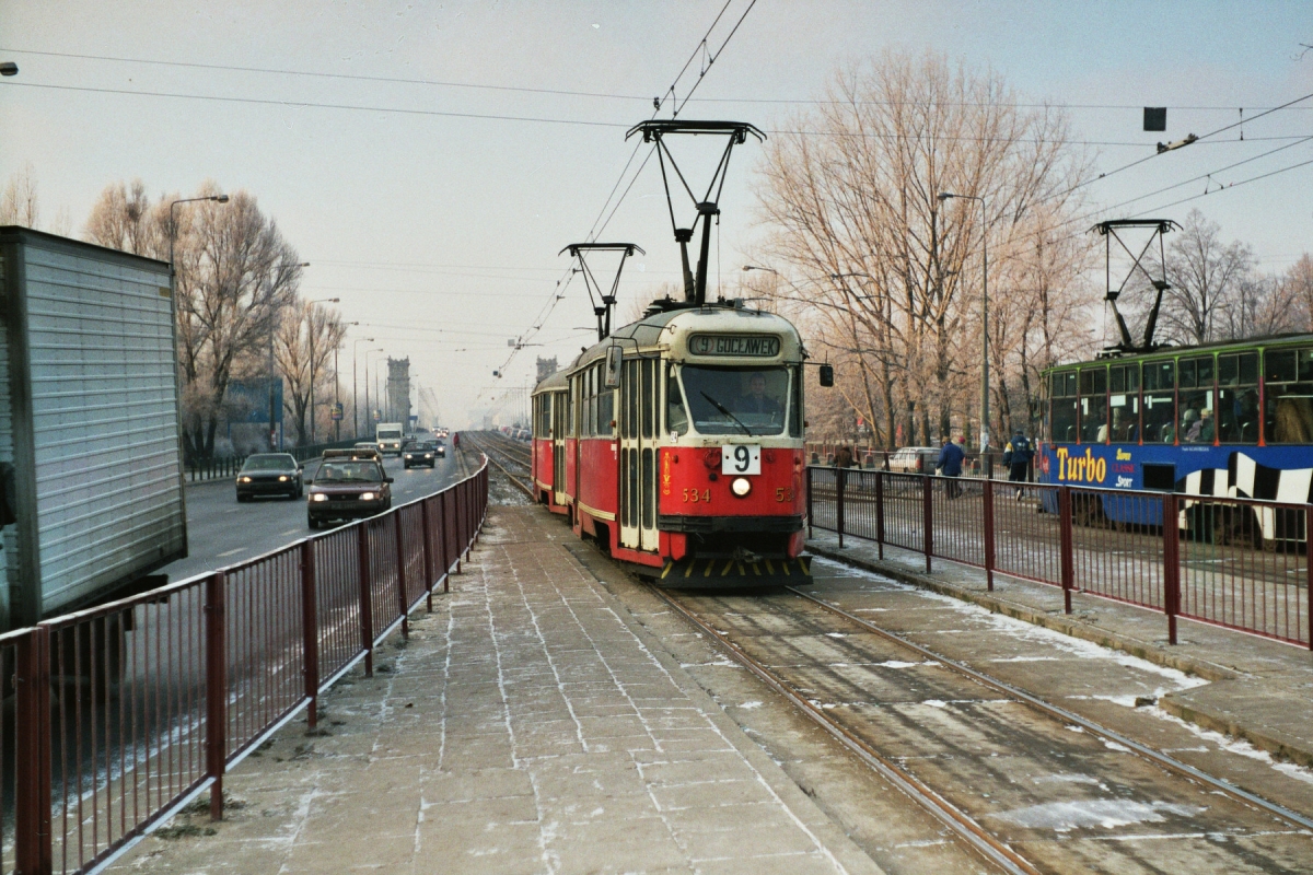 534+539
W połowie 1996 roku ponownie uruchomiono linię tramwajową 9, którą zawieszono, a następnie zlikwidowano cztery lata wcześniej.
Obsługę linii zapewniały zakłady R-1 "Wola" i R-2 "Praga", więc na dziewiątce kursowały wyłącznie wagony 105Na i pochodne.
Pod koniec grudnia 1996 na przedświątecznych zasileniach zaczęły pojawiać się tramwaje z zajezdni R-3 "Mokotów" i wreszcie ponownie na 9-tce można było zobaczyć parówki.
Trafił się również prawdziwy unikat, czyli skład 534+539 (pierwszy wagon ze średnim filmem) z tablicą kierunkową w filmie starego typu, która została zachowana na zajezdni.

Foto: P.B. Jezierski
Keywords: 534+539