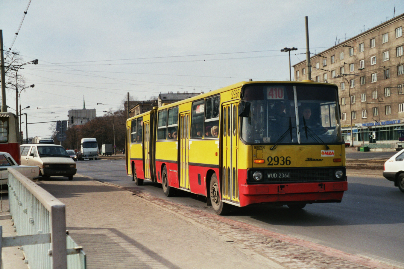 2936
Ikarus 280, produkcja 1989 (ex. 3002), NG 1996, kasacja 2002.
Po likwidacji zajezdni R-12 Piaseczno, do zakładu R-9 Chełmska przeniesiono 11 Ikarusów 280, w tym dwa przed naprawą główną - 3002 i 3022. W 1996 po naprawie całopojazdowej wóz 3002 przenumerowano na 2936 a 3022 na 2930.
Były to pierwsze wolne numery z Chełmskiego zakresu 2929 - 2999.
Szkoda, że w historii Warszawskich Ikarusów nigdy nie nadano numery z zakresu 2926 - 2928.


Foto: P. B. Jezierski
