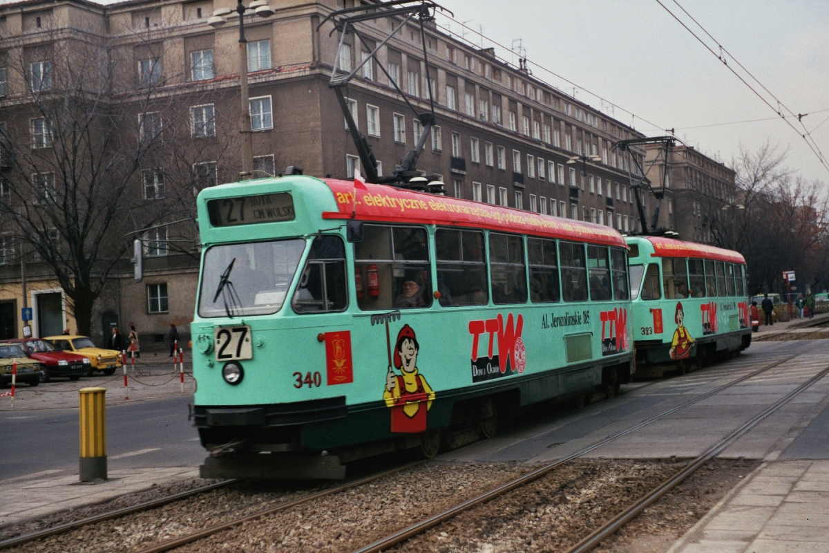 340+323
Widok składu reklamowego na linii 27, omijającej centrum był w tamtych czasach rzadkością.
Skład Żoliborskich 13N 340+323 z reklamą "TTW Dom i Ogród".
Skład w tych barwach kursował od grudnia 1996 do listopada 1999. Następnie został przemalowany w reklamę Radia Tok FM.

Foto: P.B. Jezierski
Słowa kluczowe: 340+323