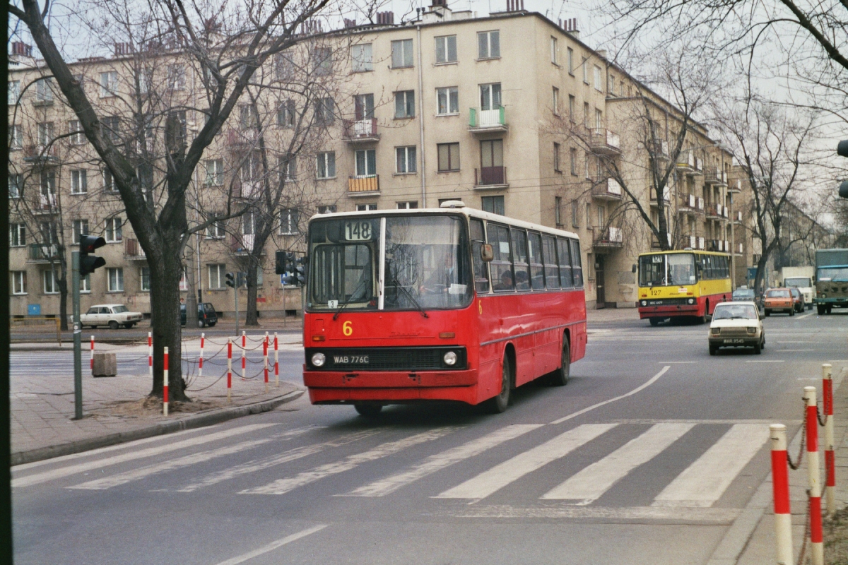 6
Ikarus 260, produkcja 1985, NG 1993, kasacja 2003.
Na Inflancką trafił w wakacje 1995 (ex. 1664) , kiedy to zakład R-13 rozdawał nadwyżkę wozów.
Po likwidacji Inflanckiej powędrował na Redutową, gdzie otrzymał numer taborowy 1402.
Skasowany niecały miesiąc po przekazaniu na R-6.

Foto: P.B. Jezierski
