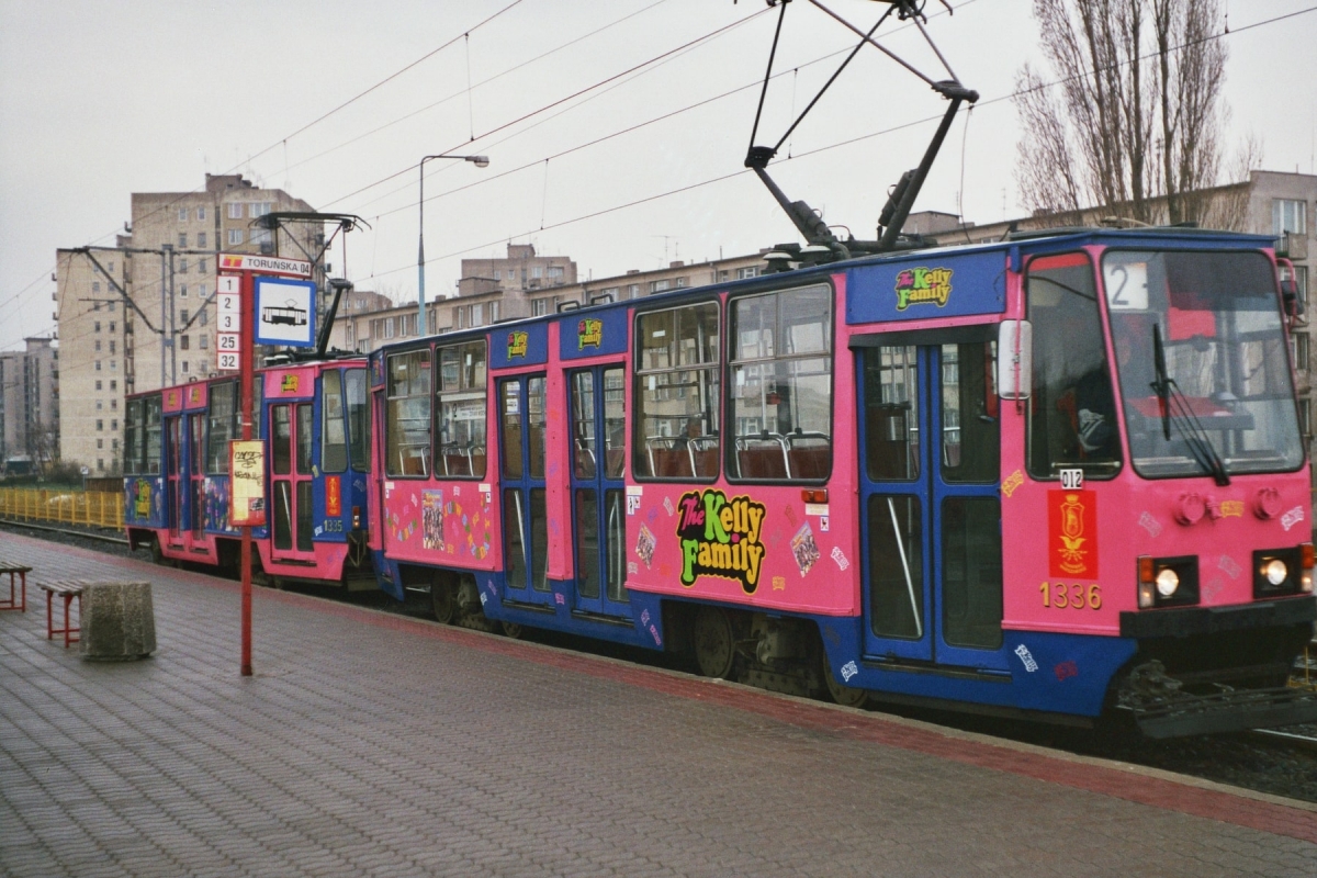 1336
Może trudno w to uwierzyć, ale koncert The Kelly Family w Polsce 1997 roku był tak ważnym wydarzeniem kulturalnym, że doczekał się kolorowej reklamy na praskich 105-tkach.

Foto: P.B. Jezierski
