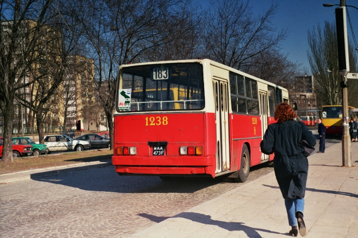1238
Ikarus 260, produkcja 1982, NG 1990, kasacja 04.1997.
Połataniec na miesiąc przed kasacją.

Foto: P.B. Jezierski
