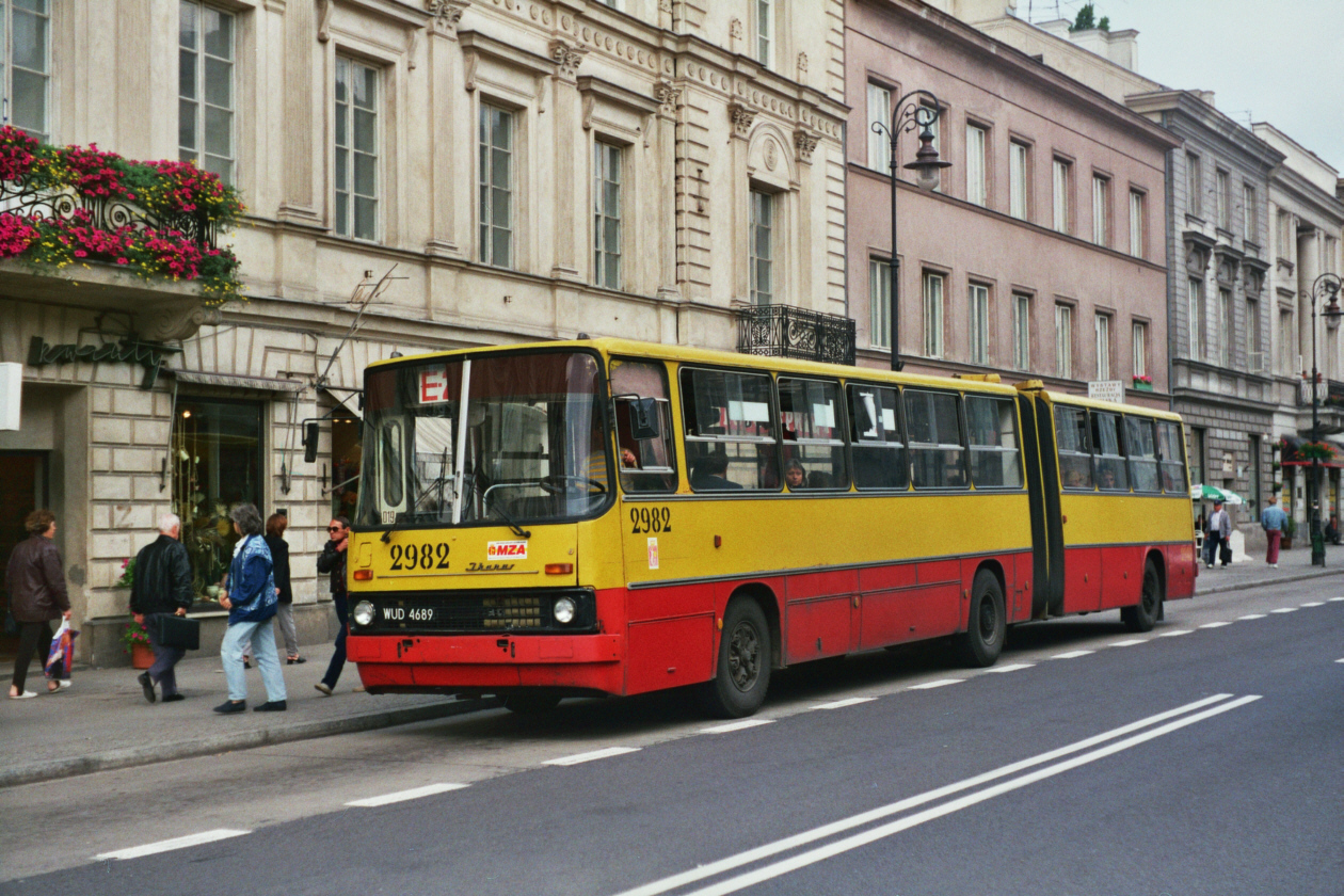 2982
Ikarus 280, produkcja 1987, NG 1994, kasacja 2007.
Wyprodukowany 10 lat wcześniej i zezłomowany 10 lat później przedstawiciel rocznika '87

Na Chełmskiej po powrocie z naprawy głównej jeździł na dodatkach.
Dostał go młody kierowca Mariusz, który później odszedł do prywatnej firmy na przewozy międzynarodowe.
Później dostał go Marcin, przesiadając się ze składaka 2972, ale później też opuścił zajezdnię Chełmska, odchodząc do PKS-u.
Później na krótko jeździł nim kierowca, który przesiadł się z solówki 342, a następnie znowu wrócił na solówki dostając wóz 308.
Kolejnym właścicielem był kierowca, mający wcześniej na stałe wóz 2952, a potem zamienił 2982 na 2945.

Foto: P. B. Jezierski
