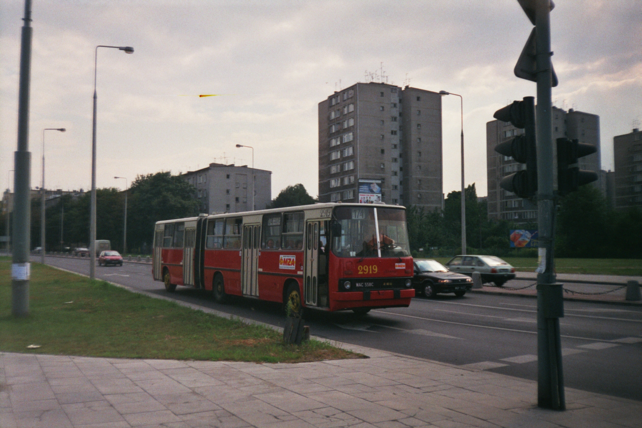 2919
Ikarus 280, produkcja 1990.
Stacja metra działa dopiero od dwóch lat, a linię 174 obsługuje zakład R-5 Inflancka.
Ikarus niedawno dostał lakier na macierzystym zakładzie. Za dwa lata trafi na naprawę główną, a po likwidacji zajezdni R-5 zostanie przeniesiony na Ostrobramską z jednoczesną zmianą numeru na 2526.

Foto: P.B. Jezierski
