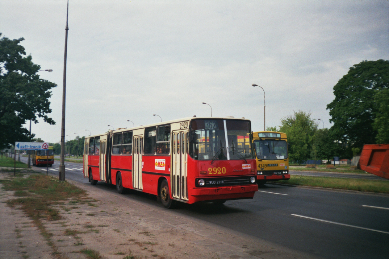 2920
Ikarus 280, produkcja 1990.
Wóz jeździł na stałe na dodatkach, a kierował nim "Boss" znany z oszczędności paliwa. Ruszał z czwartego biegu, szóstka została wrzucana przy prędkości 30 km/h.
Wóz ma świeży lakier, który dostał na inflanckiej.
Za dwa lata trafi na naprawę główną, a dwa lata później po likwidacji Inflanckiej zostanie przeniesiony na Ostrobramską, gdzie zmienią mu numer na 2527. 

Foto: P.B. Jezierski
Słowa kluczowe: 2920