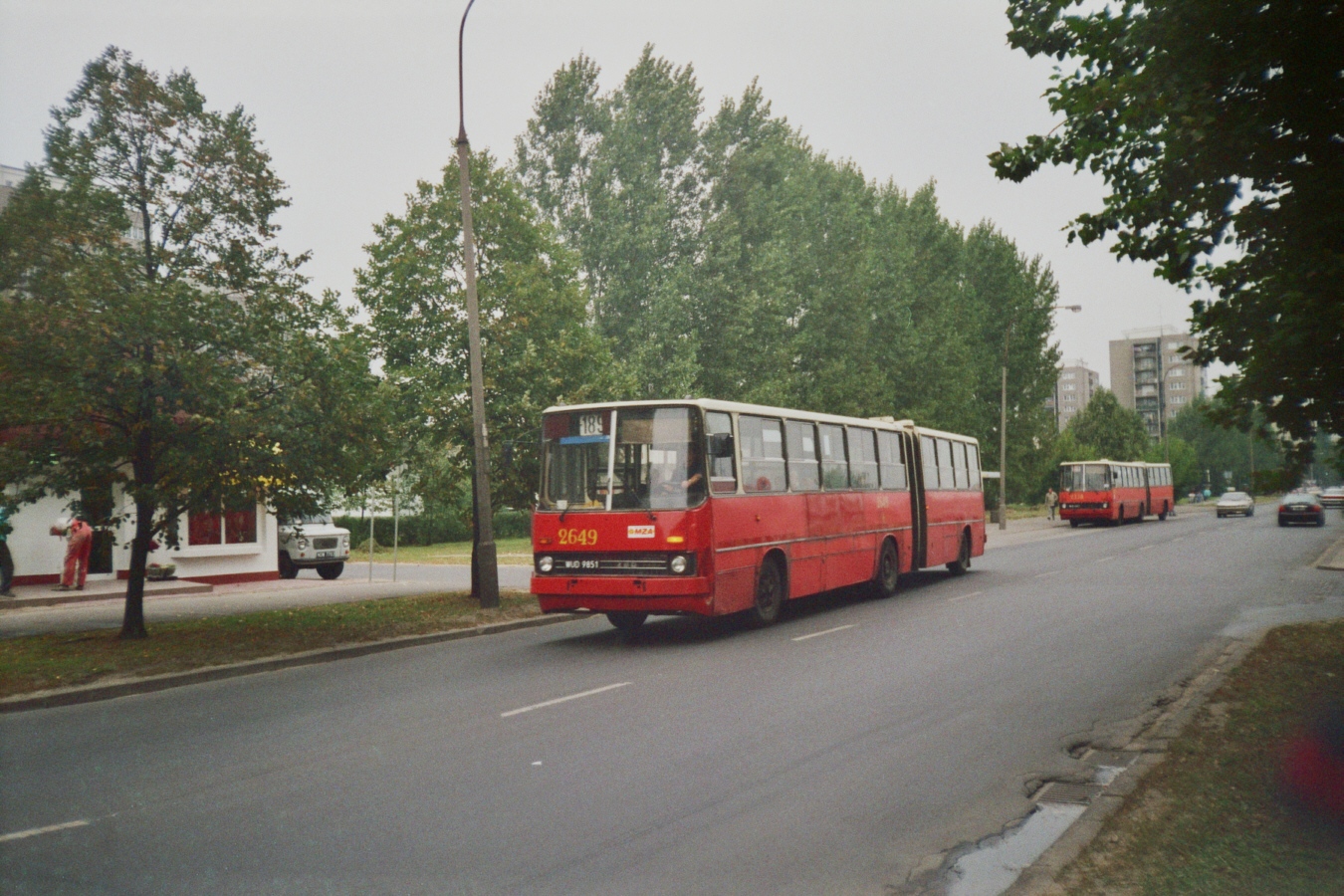 2649
Ikarus 280-T4, produkcja 1984 (ex 717), NG 1990, kasacja 1998.
Mocno sfatygowany, połatany i pokryty fragmentarycznie lakierem składak dożywa swoich ostatnich miesięcy.

Foto: P.B. Jezierski
