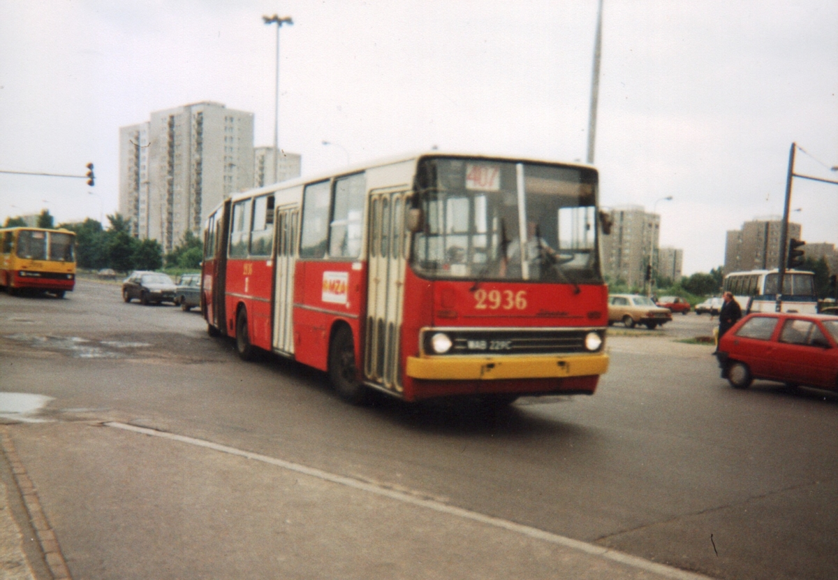 2936
Ikarus 280-T4 (składak), produkcja 1983, NG 1989 (ex 1224), kasacja 1995.
Jeden z 10 Chełmskich składaków, czyli solówek przerobionych na przeguby w ramach naprawy głównej, jakie robiono w latach 1988 - 1990 w CWS-ie na Włościańskiej.

Został skasowany jako pierwszy z R-9 we wrześniu 1995, kiedy zajezdnia otrzymała, a właściwie odzyskała dwa Ikarusy z 1992 roku - 2930 i 2960, które przenumerowano na 5290 i 5291.

Wóz 2936 jeździł na dodatkach.
Po kasacji wozu kierowca przesiadł się na 2935, którym jeździł również do kasacji, później wozem 2963 też do czasu skreślenia, następnie 2984, 2933 po odbudowie, aż wreszcie doczekał się na dodatkach 2934 z automatyczną skrzynią biegów.

Foto: P.B. Jezierski
