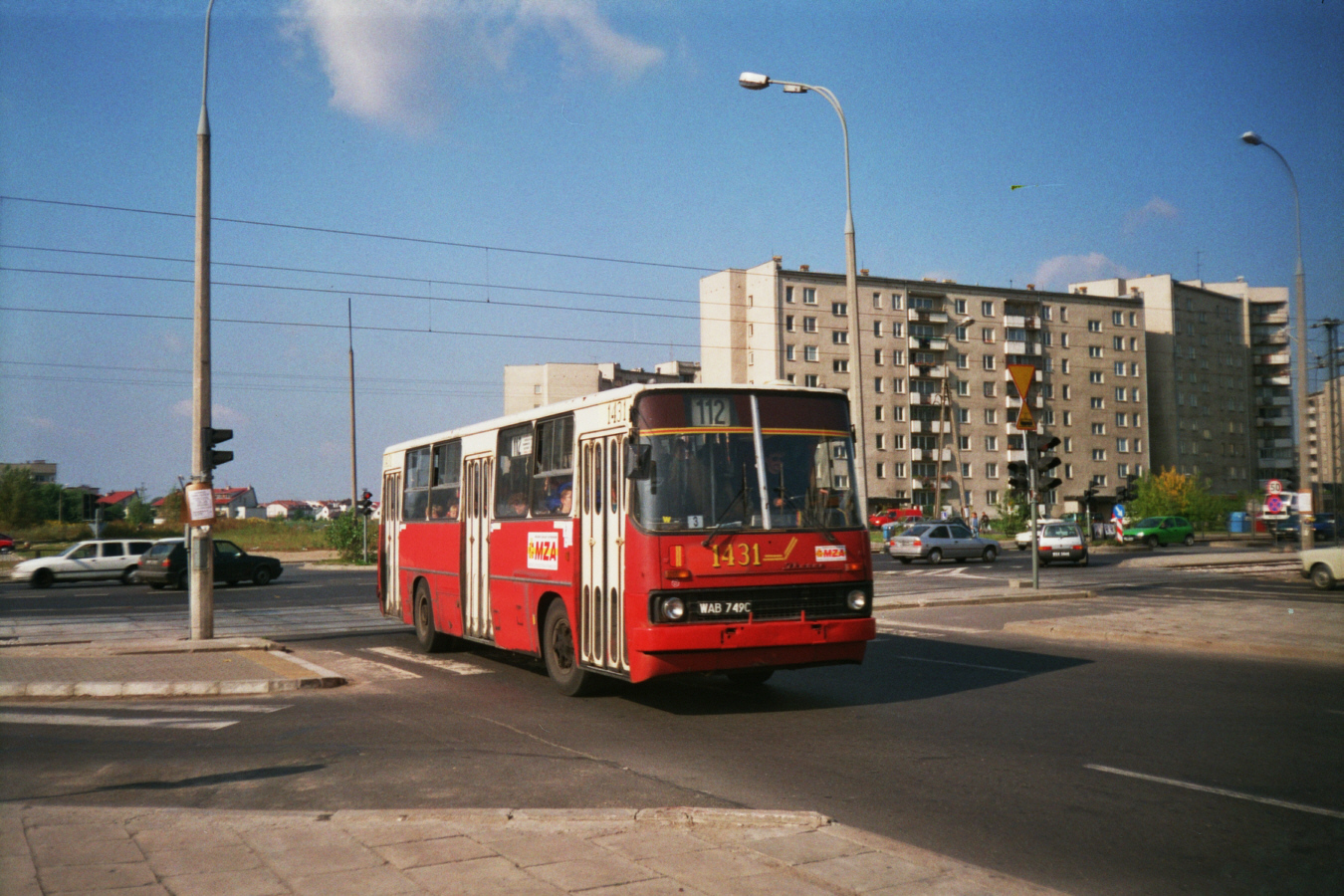 1431
Ikarus 260, produkcja 1985 (ex 1659), NG 1993.
Dwunastoletni wóz przekazany na zajezdnię R-6 Redutowa dwa lata wcześniej, w ramach wakacyjnej akcji rozdawania nadwyżki autobusów przez zakład R-13 Stalowa.
Kilka miesięcy później wóz trafił na odbudowę i dotrwał w służbie do końca 2003 roku.

Foto: P.B. Jezierski
