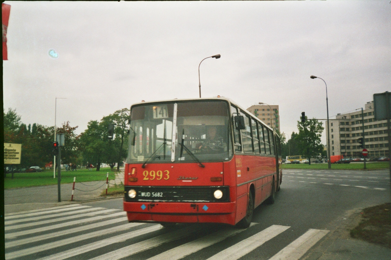 2993
Ikarus 280, produkcja 1987, NG 1993, odbudowa 2000, kasacja 2007.
Dziesięciolatek obsługuje dodatek na linii 141 (Marysin - Bokserska), skręcając z Czerniakowskiej w Al. Witosa. Bezkolizyjne wielopoziomowe skrzyżowanie i most Siekierkowski powstaną dopiero za kilka lat.
2993 to jeden z ostatnich chełmskich przegubowców, który po naprawie głównej wrócił do zajezdni w dawnych kremowo-czerwonych barwach.
Na dodatkach jeździł nim sobowtór Stanisława Tyma, który następnie przesiadł się do wozu 2983 po odbudowie.

Foto: P.B. Jezierski
Słowa kluczowe: 2993