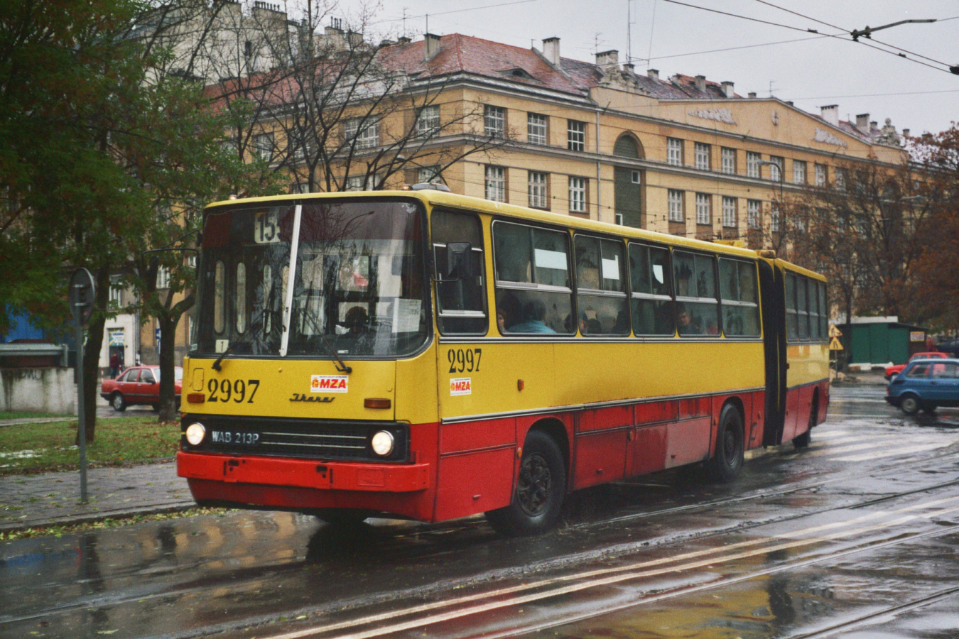 2997
Ikarus 280, produkcja 1988, NG 1994, kasacja 2001.
Linia 155 jeszcze na dawnej trasie Znana - Torwar.

Foto: P. B. Jezierski
