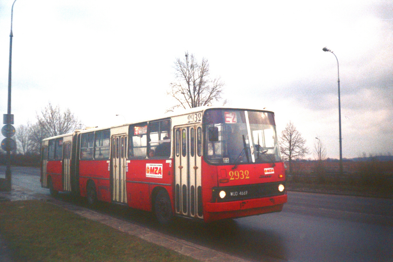 2932
Przedstawiciel rocznika '86 podczas najpopularniejszej w Warszawie linii autobusowej, wybranej w plebiscycie jednej z gazet.
Ikarus 280, produkcja 1986, naprawa główna 1993, odbudowa 2000, kasacja 2010.
Jeden z ostatnich Ikarusów, który po naprawie głównej w 1993 roku wyszedł w starym kremowo-czerwonym malowaniu.

Foto: P. B. Jezierski
