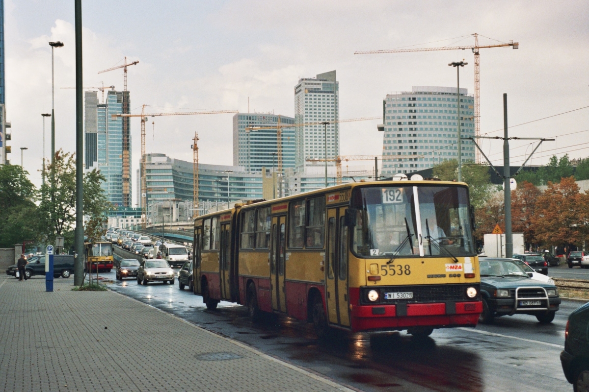 5538
Ikarus 280, produkcja 1995, kasacja 2013.
Nieistniejąca już linia 192, nieistniejący jeszcze wieżowiec Złota 44, Rondo1 i Złote Tarasy w budowie.

Foto: P.B. Jezierski
