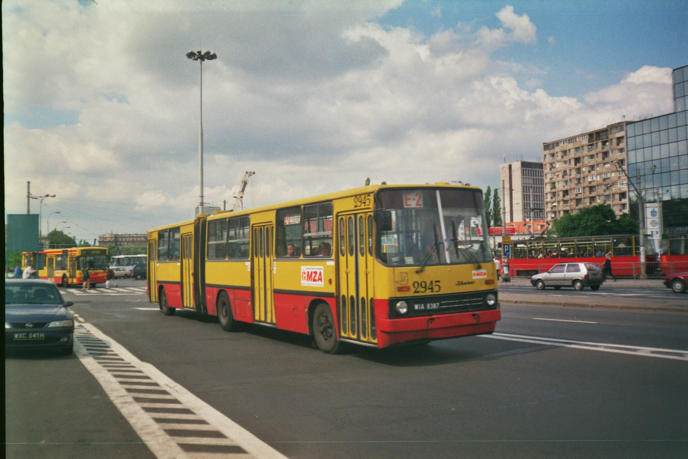 2945
Ikarus 280, produkcja 1987 (ex. 2700), NG 1995, kasacja 2002.
Kolejny przeniesiony z zajezdni R-11 Kleszczowa Ikarus 280, który trafił na zakład R-9 Chełmska na początku 1998 roku.

Foto: P. B. Jezierski

