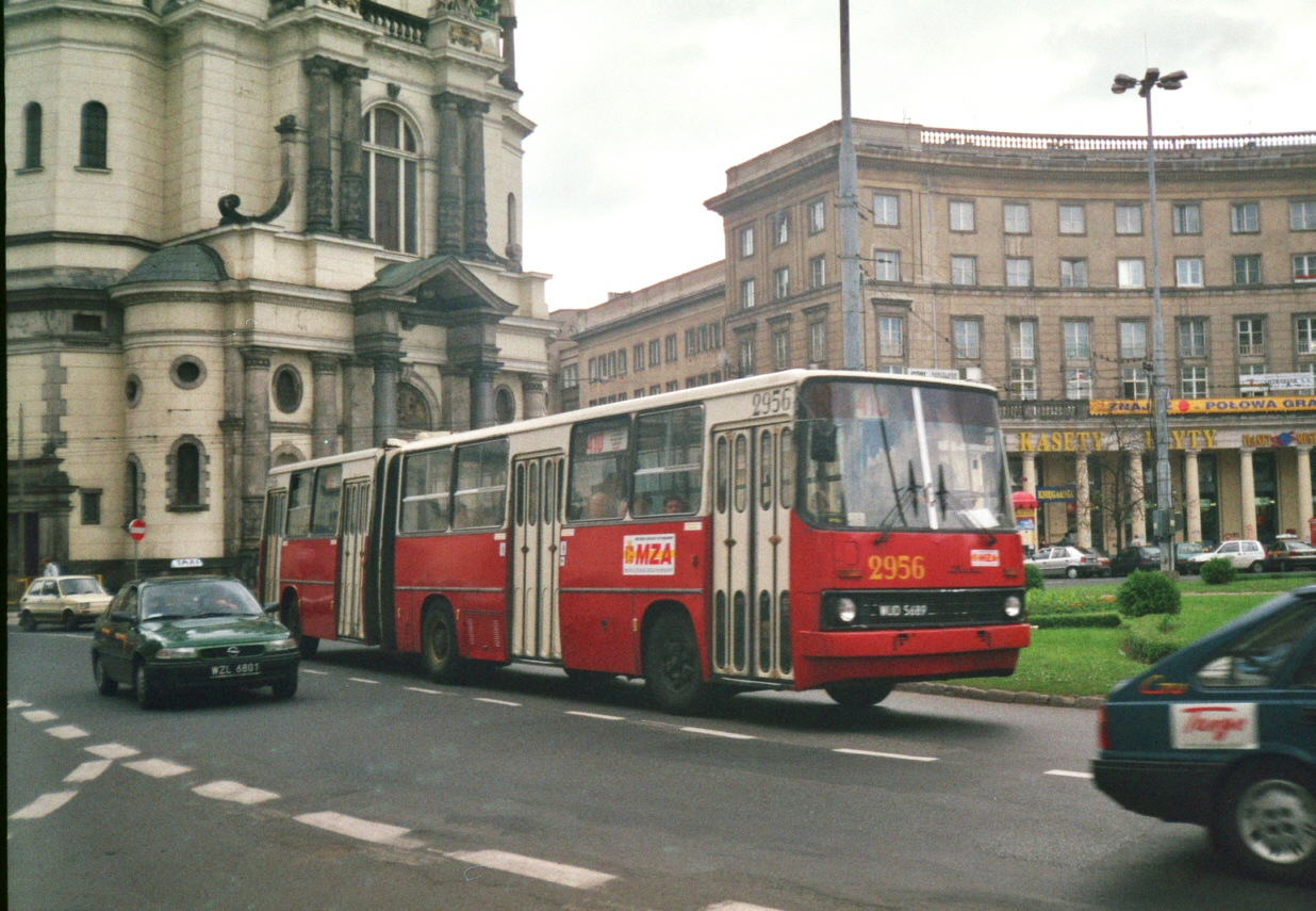 2956
Ikarus 280, produkcja 1987, NG 1993.
11 letni wózek, którym na dodatkach jeździł "Ojciec".
Za rok wóz trafi na odbudowę, dostanie między innymi kolorową żółto-czerwoną harmonię na przegubie, a kierowca dodatkowicz przesiądzie się na wóz 2971.

Foto: P.B. Jezierski

