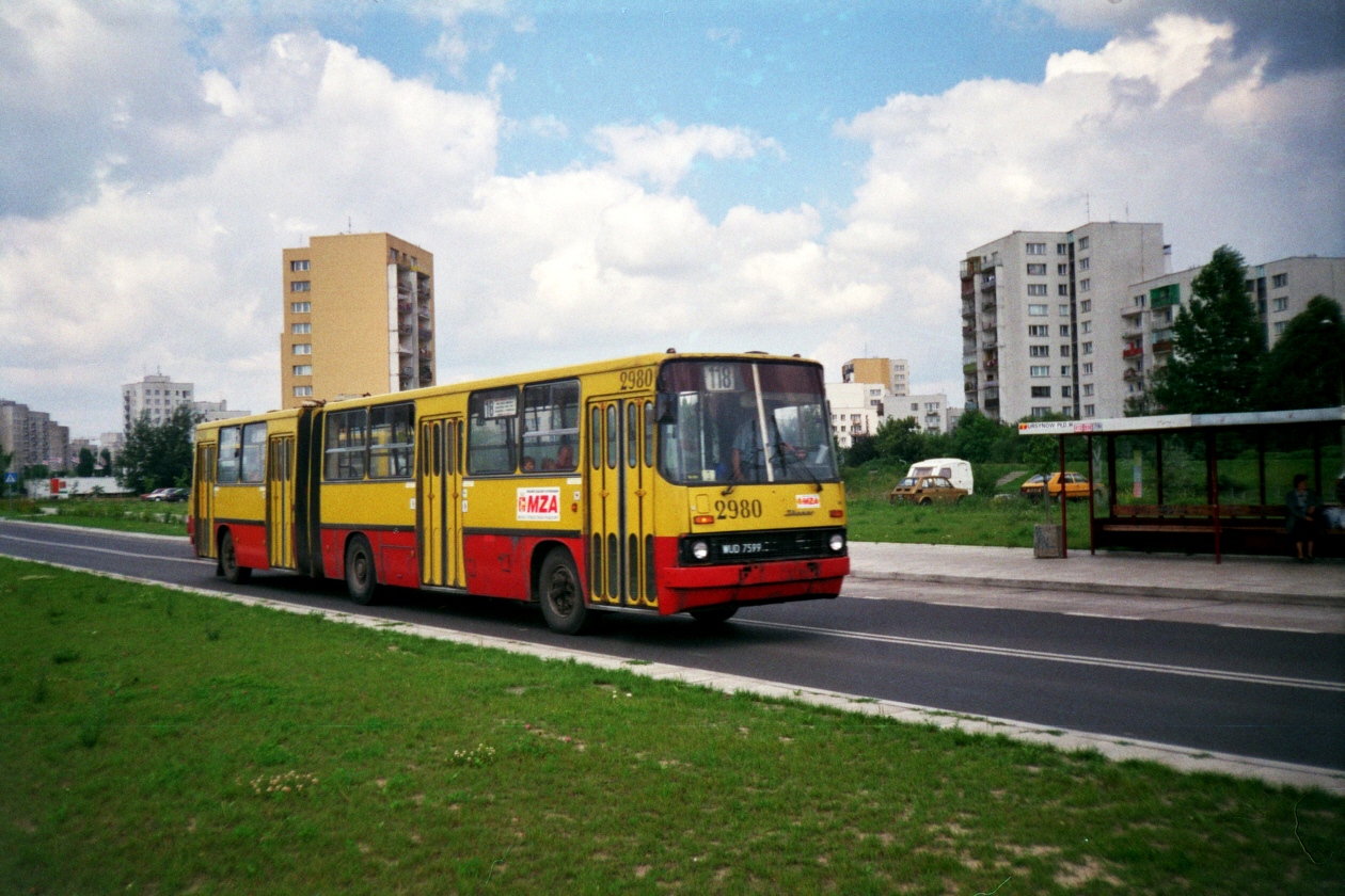 2980
Ikarus 280, produkcja 1987, NG 1994, odbudowa 2000, kasacja 2009.
I kolejny Ikarus, tym razem z 1987 w połowie swojego żywota.
Tu już 11-latek mocno wysłużony po naprawie głównej, którą przeszedł 4 lata wcześniej.
Za dwa lata trafi na odbudowę, która przedłuży mu życie o kolejne 9 lat.
Po naprawie głównej wozem jeździł na stałe kierowca na brygadach całodziennych do 1998 roku, aż przesiadł się na nowego Ikarusa 280 o numerze 5799.
Po odbudowie dostał go kierowca, który wcześniej jeździł wozem 2994.

Foto: P. B. Jezierski
