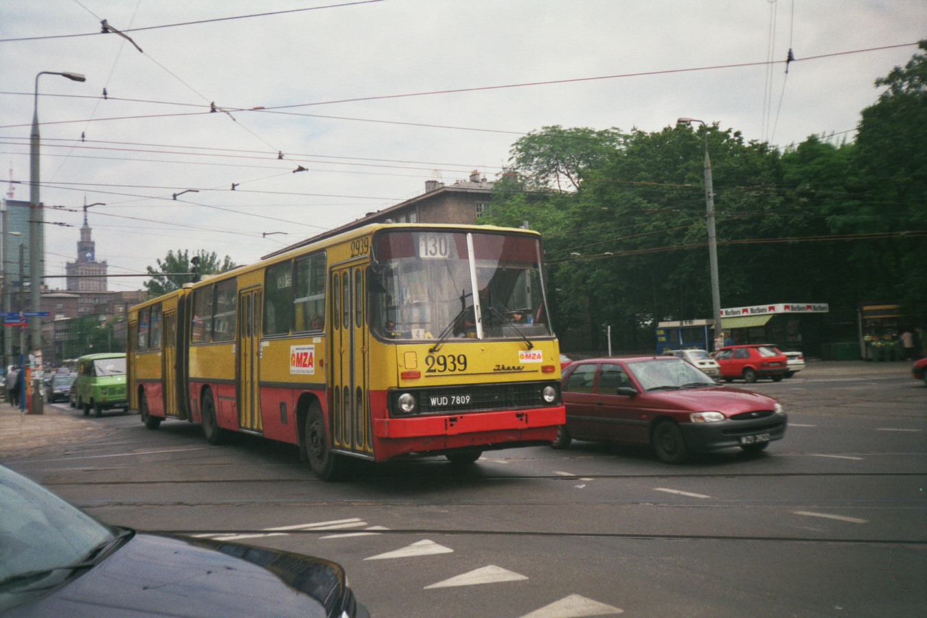 2939
Ikarus 280, produkcja 1989 (ex. 2662), kasacja 2002.
Przeniesiony po NG zajezdni Kleszczowa na Chełmską wóz 2939 podczas obsługi 130, która w historii miała swoje wzloty i upadki.

Foto: P. B. Jezierski
