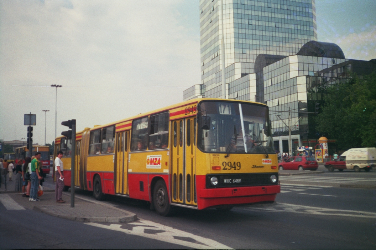 2949
Ikarus 280, produkcja 1986, NG 1992 (ex 2154), odbudowa 1998, kasacja 2010.
Wózek świeżo po odbudowie. Dostał żółto-czerwoną harmonię.

Foto: P.B. Jezierski
Słowa kluczowe: 2949
