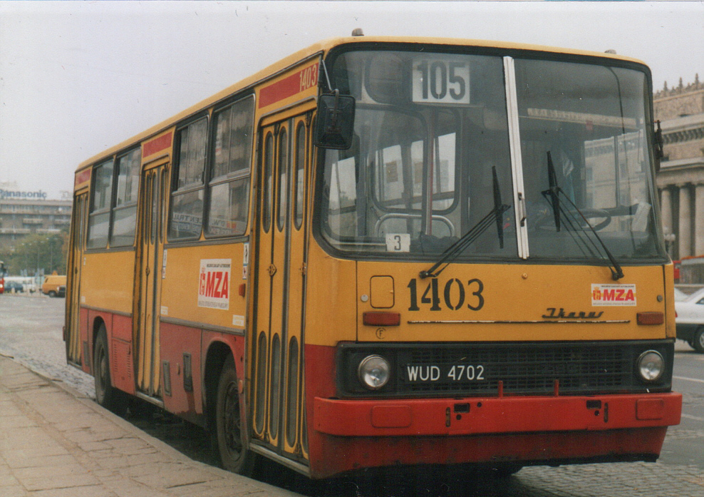 1403
Ikarus 260, produkcja 1992, NG 1994, Kasacja 2001
Jedyna żółto-czerwona solówka na redutowej z żółtymi numerami na czerwonych pasach nad drzwiami wejściowymi
Słowa kluczowe: IK260 1403 105 EmiliiPlater 1998