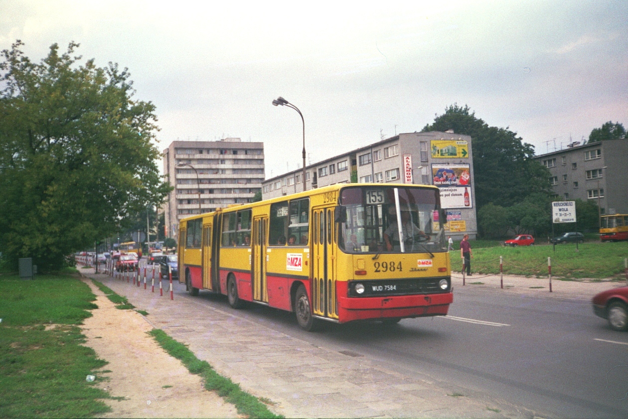 2984
Ikarus 280, produkcja 1988, NG 1994, kasacja 2001.
Kultowa linia 155 (Znana - Torwar) i wąska jeszcze ulica Górczewska.

Foto: P. B. Jezierski
