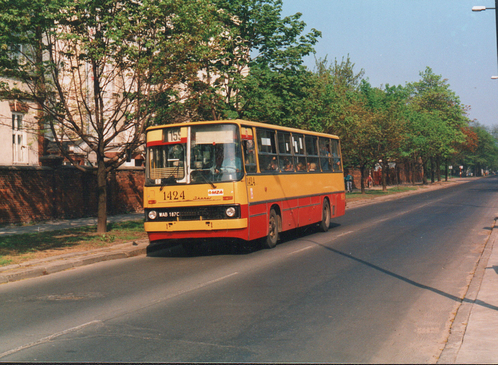 1424
Krótkie epizody Redutowej z żółtymi Ikarusami z żółtymi zderzakami.
Ten egzemplarz w spadku po Stalowej (Ex. 1619), remont w 1993 roku, wpisany na stan R-6 29.06.1995, skasowany w lutym 1998.
Foto: Jacek Siennicki
