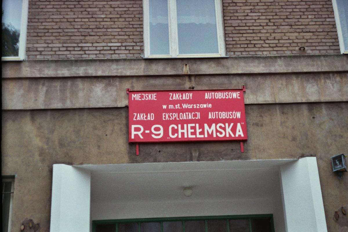 Tablica R-9 Chełmska
Dziś mija 15 rocznica likwidacji zajezdni R-9 Chełmska.
Dokładnie 31 marca 2006 roku na ulicę wyjechały ostatnie brygady, obsługiwane przez tą zajezdnię.
Po południu rozpoczęła się relokacja autobusów na inne zakłady. Część zjeżdżała bezpośrednio z brygad z miasta, pozostałe rozdysponowano z placu zajezdni.
Dziś w miejscu, które jeszcze 15 lat temu służyło miastu nie ma nic. Parkan, krzaki, wiatr, pustka i wspomnienie...

Foto: P.B. Jezierski
Słowa kluczowe: R-9 Chełmska