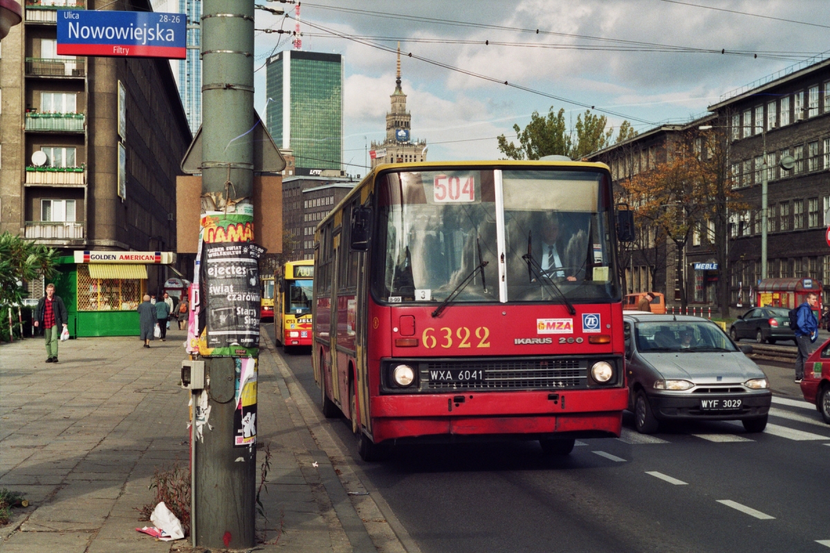 6322
Ikarus 260 - produkcja 1993, NG 2001, kasacja 2011
Przez pierwsze półtora roku eksploatacji służył w zakładzie R-12 Piaseczno, obsługując często "za trolejbus" 51 lub nocną linię trolejbusową 651.

Foto: P.B. Jezierski
