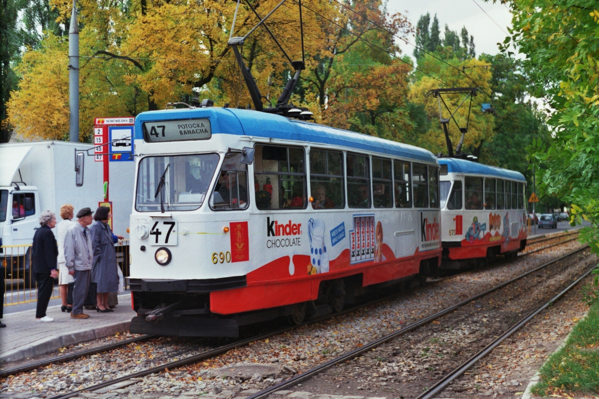 690+675
Pierwsze dni linii 47, uruchomionej w miejsce 29 i pierwsze dni nowej reklamy "Kinder" na wagonach.

Foto: P.B. Jezierski
