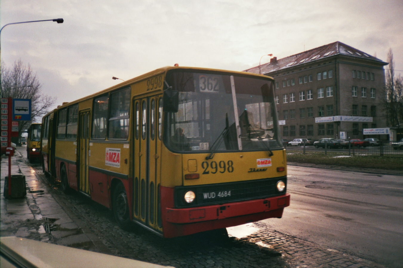 2998
Ikarus 280, produkcja 1988, NG 1994, kasacja 2001.
Wozem 2998 od nowości jeździł kierowca, który przesiadł się z solówki 224. Później wrócił na pewien czas na solówki otrzymując wóz 4298, a następnie ponownie zasiadł za kierownicą przeguba otrzymując wóz 3084. Jeździł nim do roku 1997, kiedy dostał po odbudowie Ikarusa 280 o numerze 2933. Rok później otrzymał fabrycznie nowy wóz 5796, a od 2002 roku jeździł nowym MANem 3901.

Foto: P. B. Jezierski
