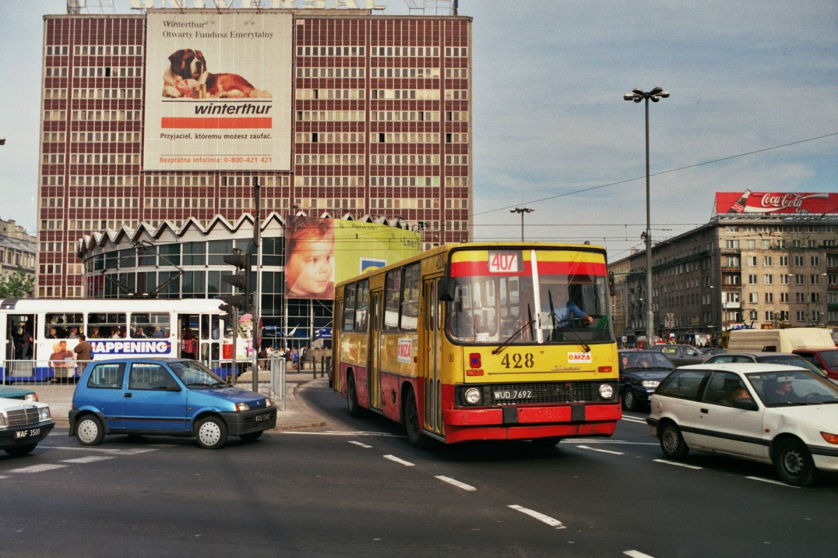 428
Centrum 20 lat temu.
Ikarus 260, produkcja 1984, NG 1994, skasowany pół roku później w kwietniu 2000.
Nieistniejąca już linia 407, dawna Rotunda, a za nią zburzony w zeszłym roku Universal.

Foto: P.B. Jezierski
