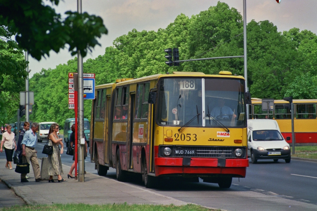 2053
Ikarus 280, produkcja 1989, NG 1996, kasacja 2007.
Choć trudno w to uwierzyć, ale przez kilka lat w drugiej zmianie jeździł tym wozem na stałe kierowca, który nie posiadał prawa jazdy...

Foto: P.B. Jezierski
