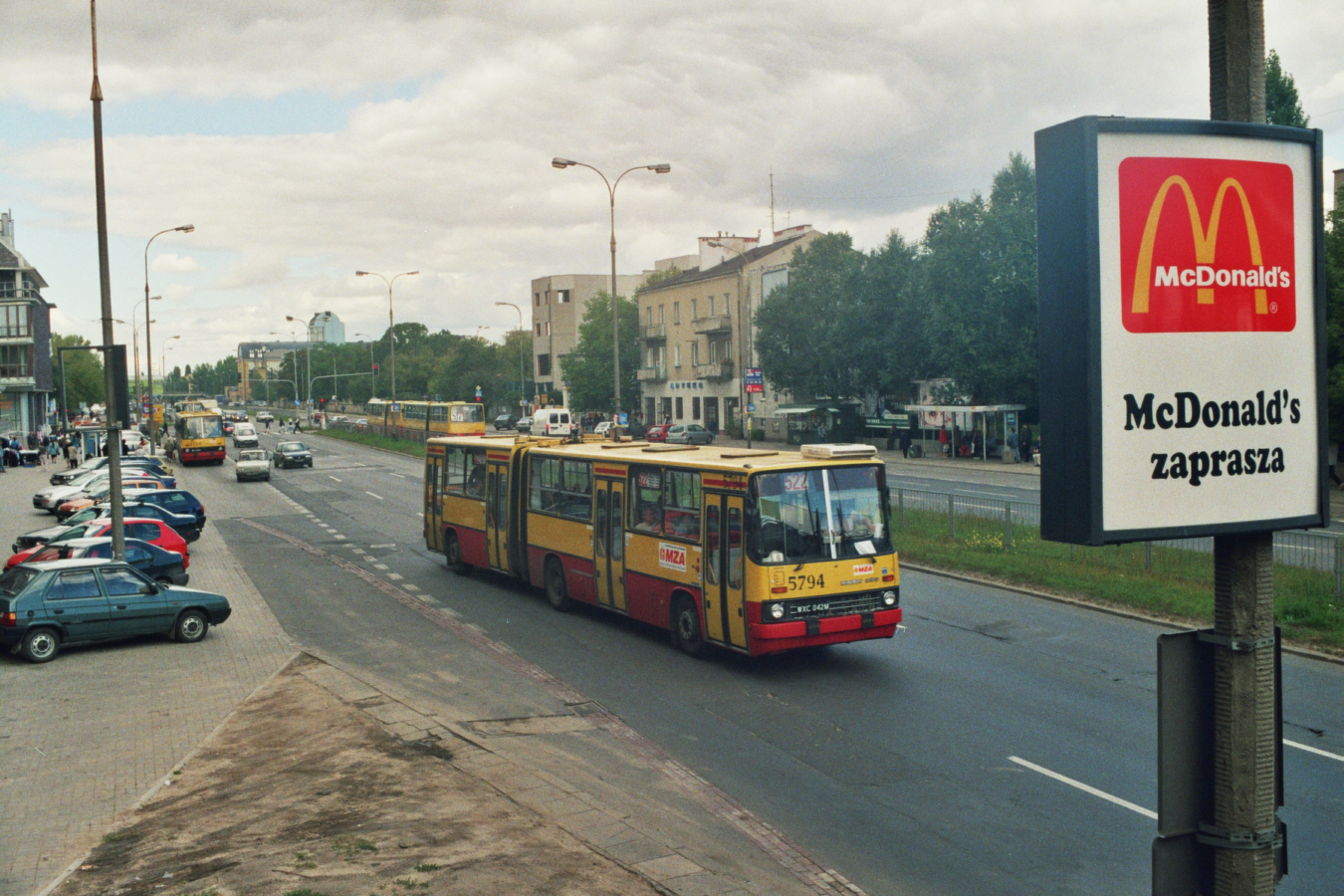 5794
Wóz 5794 na ulice Warszawy wyjechał pod koniec 1997 roku.
Kolejne wozy z rocznika '97 rozpoczęły służbę już w 1998 roku i miały naklejane numery taborowe, ten jako ostatni miał je naniesione z szablonu.
Wóz ten otrzymał kierowca, który jeździł wcześniej pojazdem 3086.
Linia 522 jeszcze na dawnej trasie Redutowa - Wilanów jak dawna B-etka.
Zapewne jeszcze w 2024 roku 522 przejdzie na zawsze do historii po otwarciu linii tramwajowej wzdłuż ulicy Sobieskiego.

Foto: P. B. Jezierski
