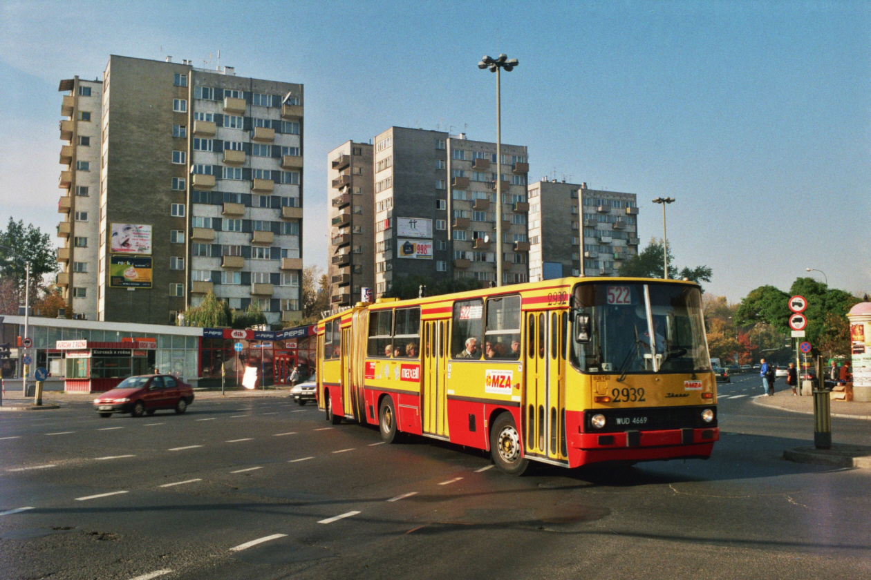 2932
Czternastoletni 2932 świeżo po drugiej naprawie (odbudowie) podczas obsługi 522 (dawnej B) skręca z Belwederskiej w Chełmską.
Wóz pojeździ 10 lat, co uczyni go jednym z najdłużej żyjących Ikarusów 280 z rocznika 1986.
Po likwidacji zajezdni R-9 Chełmska w marcu 2006 roku, wóz trafił do oddziału R-11 Kleszczowa.

Na Chełmskiej po odbudowie w 2000 roku najpierw jeździł na brygadach całodziennych. Potem kierowcy przesiedli się na Solarisa 8906.
Od tego czasu 2932 jeździł na "dodatkach", czyli na brygadach szczytowych. Dostał go kierowca, który wcześniej jeździł wozem 3090, a jeszcze wcześniej 2997.

Foto: P. B. Jezierski
