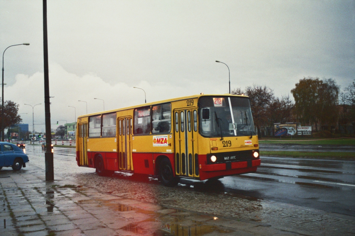 219
Ikarus 260, produkcja 1985 (ex 1086), kasacja 10.2003.
Tutaj wóz 219 już w nowym malowaniu.

Foto: P.B. Jezierski
