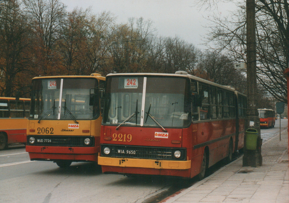 2219
Ikarus 280, produkcja 1990, NG 1998, kasacja 2006 na T-4
Foto: P.B. Jezierski
Słowa kluczowe: IK280 2219 242 Królewska WS1996
