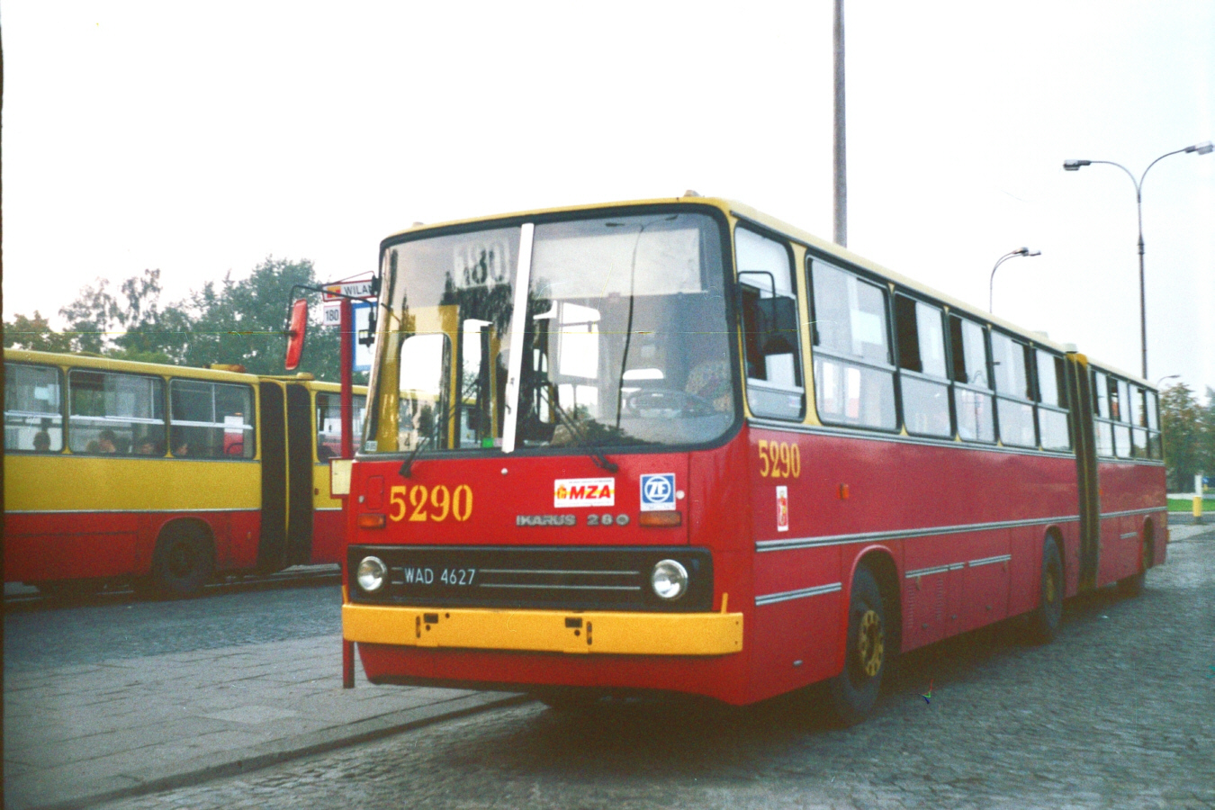 5290
Ikarus 280, produkcja 1992 (ex 2930 / A305), kasacja 2010.
Przedstawiciel rocznika 1992 miał trudną historię. Został wpisany na stan zakładu R-9 Chełmska w dniu 1 stycznia 1993. Dostał numer taborowy 2930 ze starego zakresu numeracji. Zajezdnia R-9 Chełmska jako jedyna nadała Ikarusom z dostawy '92 numery według dawnego schematu. Najeździł się tylko kilka miesięcy. W trakcie strajku MZK na początku 1993 roku został skonfiskowany przez Policję i przestał na parkingu przy ul. Łazienkowskiej kolejne miesiące. Następnie trafił do prywatnego przewoźnika AKPOL i służył tam z numerem taborowym A305, obsługując linię 117.
Po zajeżdżeniu i zdezelowaniu Ikarusów przez firmę AKPOL, wóz powrócił do zajezdni przy Chełmskiej w wakacje 1995 i przeszedł pobieżny remont. Otrzymał nowy numer taborowy 5290 i pod koniec września rozpoczął ponowną służbę. Dostał go kierowca, który wcześniej jeździł wozem 2933 po NG. Po likwidacji zajezdni R-9 Chełmska wóz trafił do zajezdni Stalowa i tam dożył do roku 2010.

Foto: P.B. Jezierski
