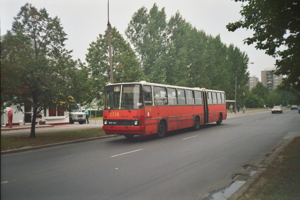 2338
Ikarus 280, produkcja 1986, NG 1992, kasacja 1998.
Redutowy przegub mocno zmęczony życiem na pół roku przed kasacją.

Foto: P.B. Jezierski
