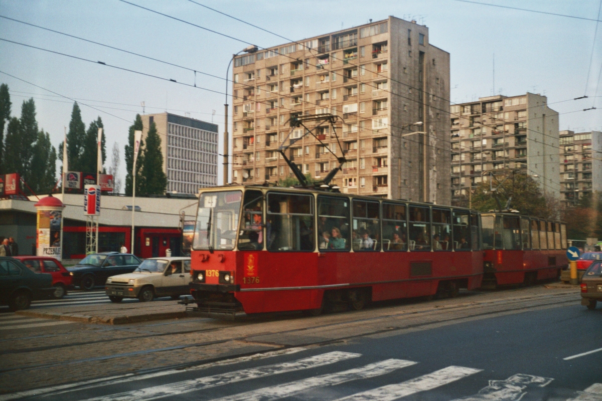 1376+1375
Przedostatni skład 105Na dostarczony do Warszawy przez Konstal Chorzów.
1376+1375 z 1992 roku w oryginalnej malaturze na miesiąc przed obsraniem na białą reklamę Siemensa.

Foto: P.B. Jezierski
