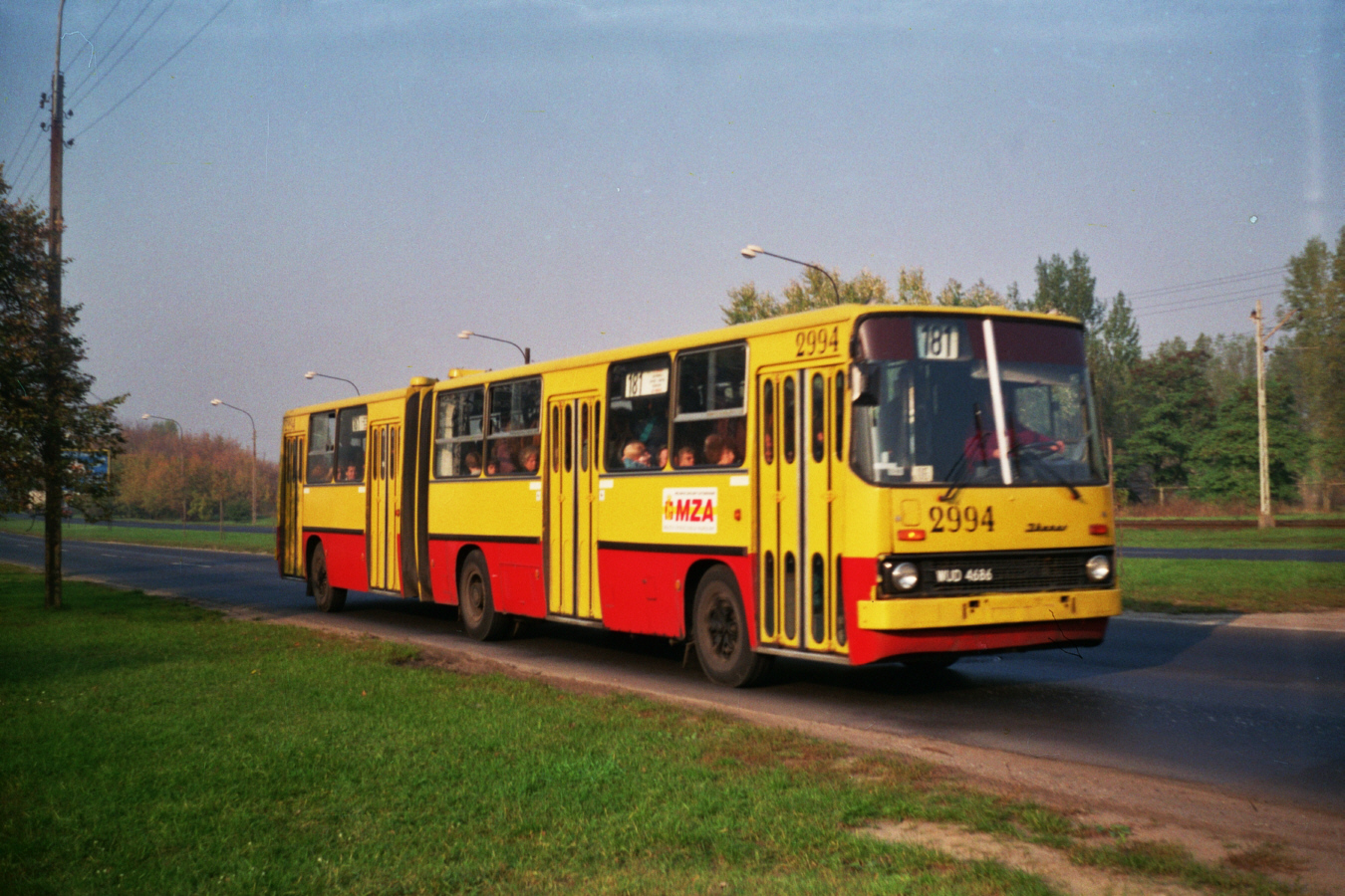 2994
Ikarus 280, produkcja 1987, NG 1994, kasacja 2001.
Niecodzienny widok, czyli autobus z zajezdni R-9 Chełmska na linii 181.
Były to zasilenia przed Dniem Wszystkich Świętych.

Foto: P. B. Jezierski
