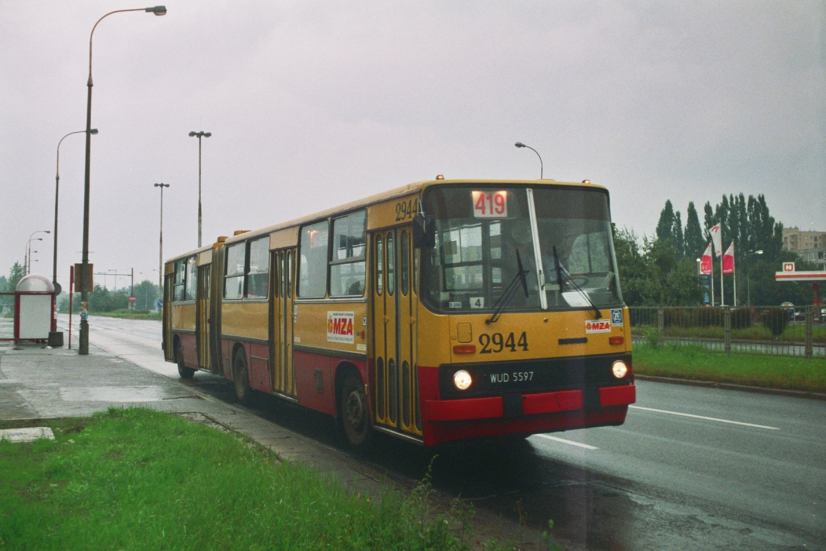 2944
Ikarus 280, produkcja 1991, NG 2000, kasacja 2007.
Chełmska podobnie jak Inflancka w 1991 roku wbrew nowym zasadom numeracji wozów pozostała przy starej nomenklaturze i nowym automatom wpisanym na stan w grudniu 1991 roku nie nadała numerów 5190 i 5191, tylko 2943 i 2944.
Zdjęcie dokumentuje krótki epizod z linią 419, kursującą tylko w weekendy od sierpnia do połowy listopada 2001 na trasie Dw. Centralny - Powsin.

Foto: P.B. Jezierski
